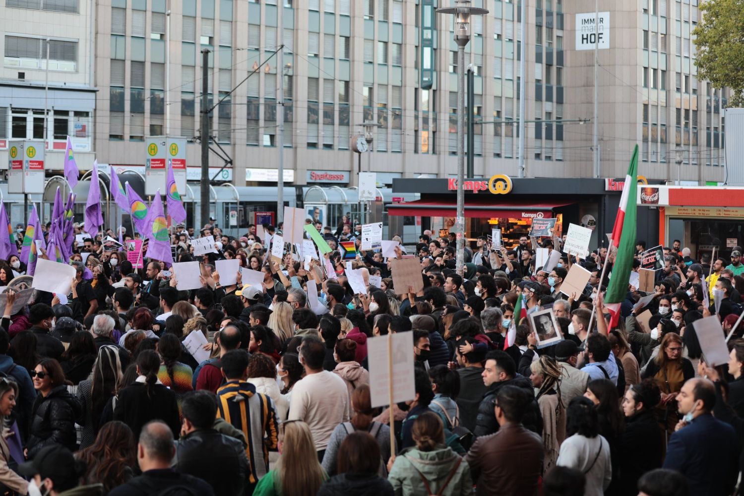 Düsseldorf Solidaritätsdemo für Proteste im Iran vor dem Hauptbahnhof