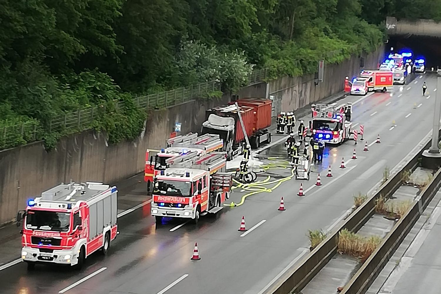 Düsseldorf Wersten: Brennender Lkw Sorgt Für Sperrung Der A46 - Ddorf ...