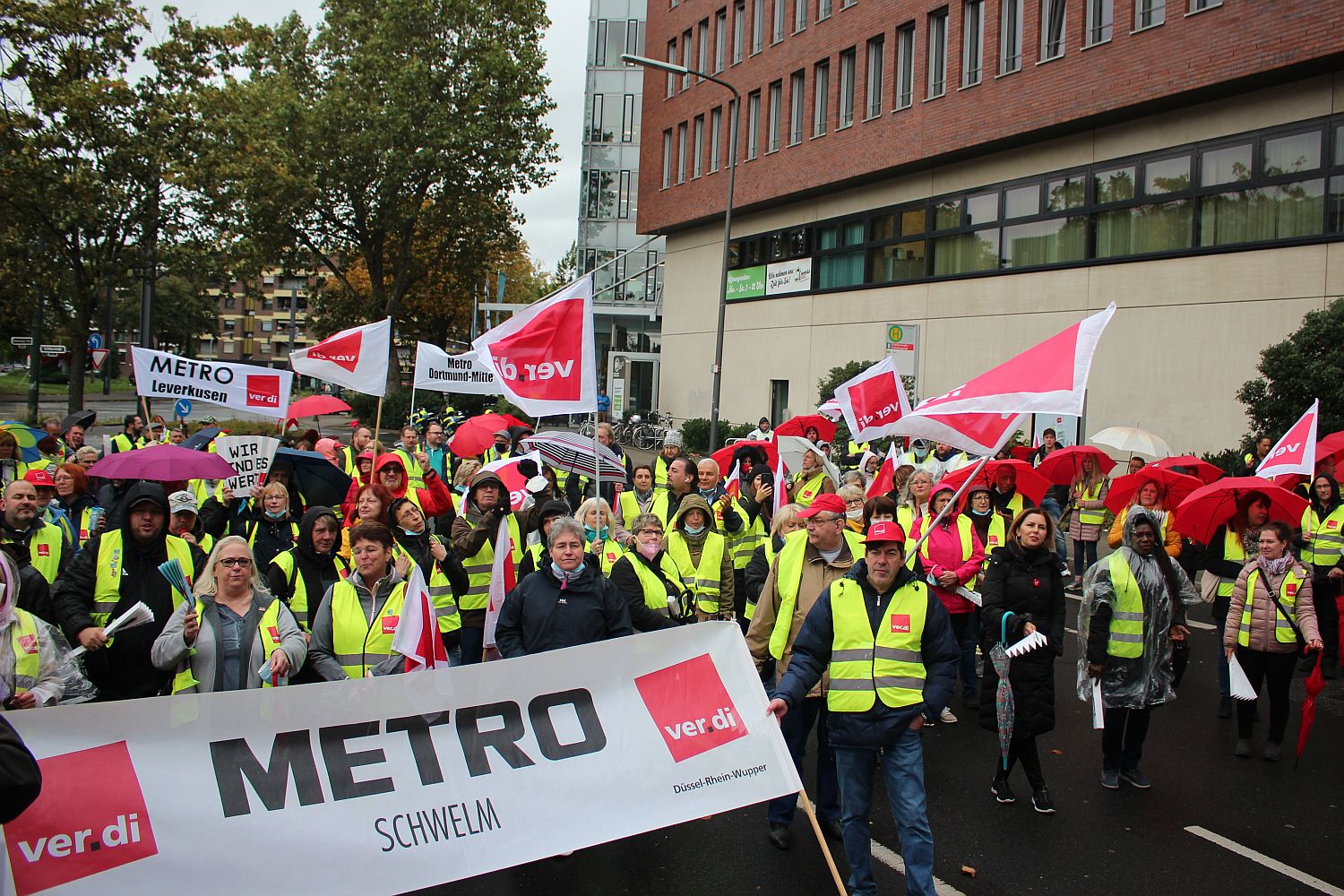 Metro employees from eight locations demonstrated in Düsseldorf for more money – Ddorf-Aktuell