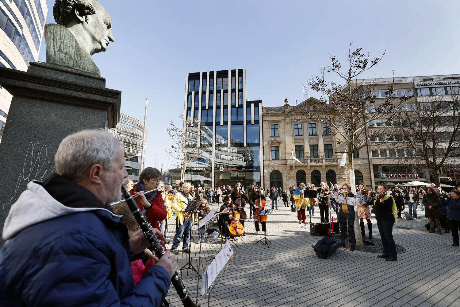 Flashmob In Düsseldorf Musiker Spielen Ukrainische Hymne Auf Dem Schadowplatz Ddorf Aktuell