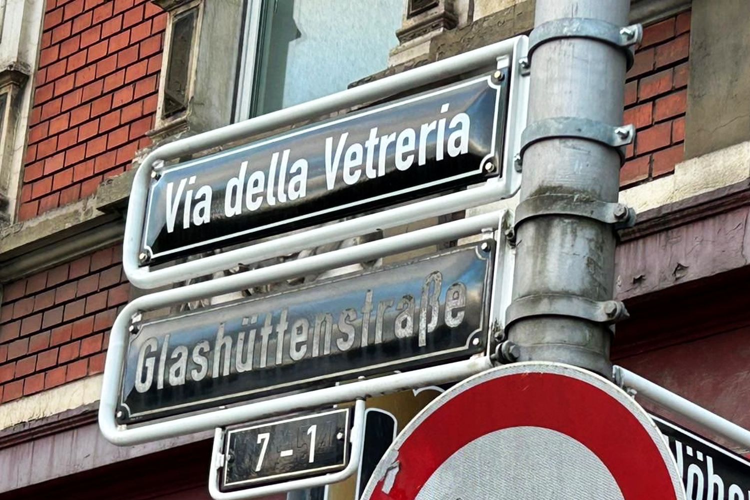 Düsseldorf Gerresheim: Die Glashüttenstraße wird zur Via della Vetreria -  Ddorf-Aktuell - Internetzeitung Düsseldorf
