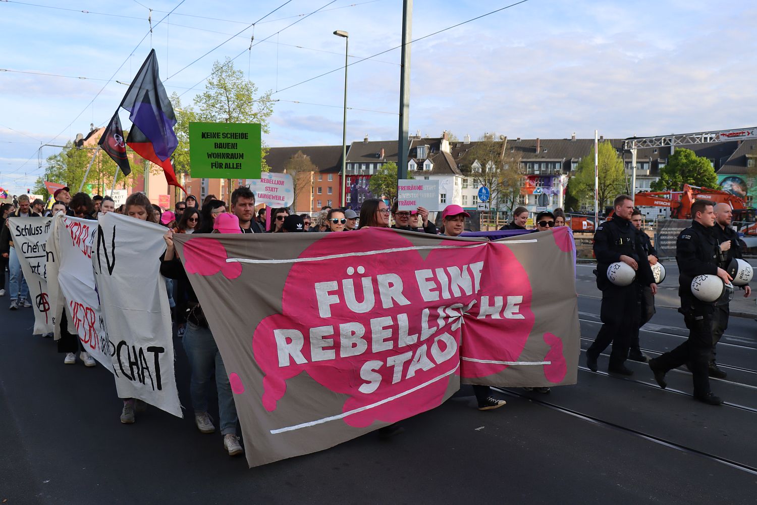 Demo in Düsseldorf: “Out for a Rebellious City” Against Rising Costs of Living