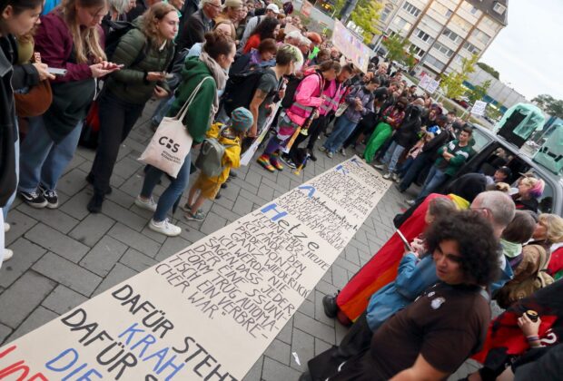 Wofür Krah steht, war auf einer langer Papierbahn aufgeschrieben, Foto: Dirk Schmidt